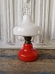 Holmegaard 
Oline 
petroleumslampe 
i rødt glas med 
hvis ...