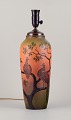 L'Art 
præsenterer: 
Ipsens 
Enke. Stor 
bordlampe i 
keramik.
Motiv af 
påfugle 
siddende i et 
træ.
