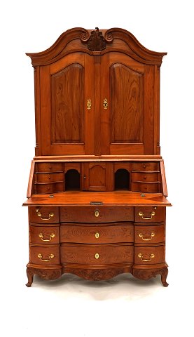 Bureau, elmtree. Manufactured around 1760 in 
northern Denmark.