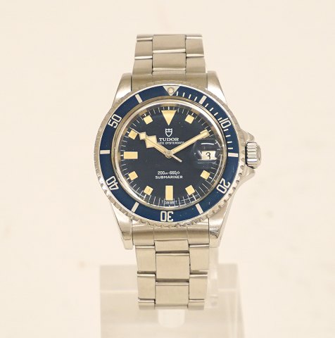 Tudor Submariner blue "Snowflake", reference 
94110. Årgang 1980. D: 40mm. Leveres med Tudor 
stålrem