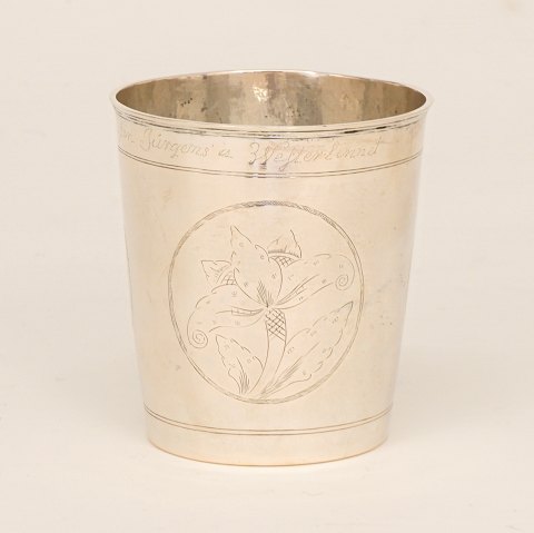 Stort sølvbæger med blomster i kartoucher. Martin 
Hinrich Petersen, 1792-1809, Haderslev. H: 9,6cm. 
V: 109gr