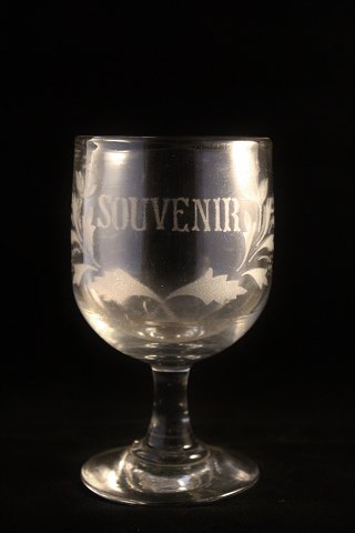 Gammelt Fransk souvenir vin glas med graveret skrift og dekorationer. 
"Souvenir"