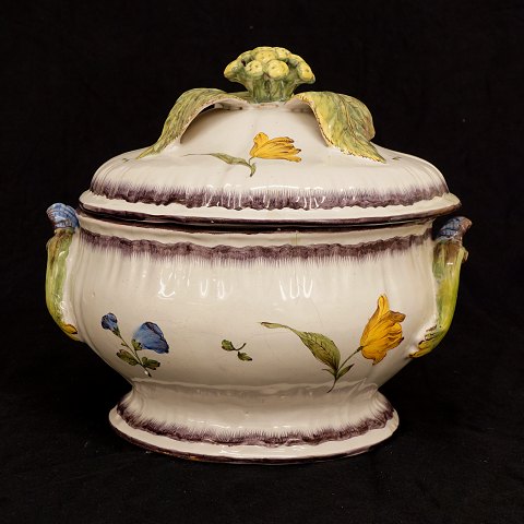 Faience tureen made in Stralsund circa 1770. H: 
26cm. D: 30cm