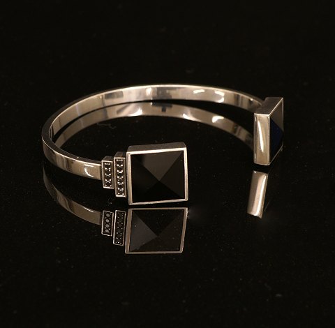 Regitze Overgaard für Georg Jensen: Armring, 
Sterling mit schwarzen Achaten und Diamanten. 
#570B. 6,1x5,8cm