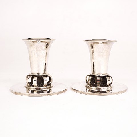 Oscar Gundlach-Pedersen for Georg Jensen: A pair 
of candlesticks. #539. Sterlingsilver. H: 7,5cm. 
W: 354gr