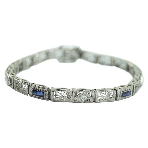 Diamantarmbånd af 14 kt. hvidguld prydet med diamanter og safir