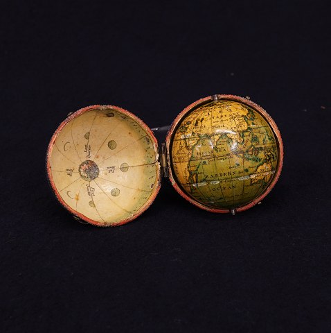 Newtons New & Improved Terrestrial Pocket Globe in 
its original fishskin case. Published 1835. Globe 
D: 5,1cm