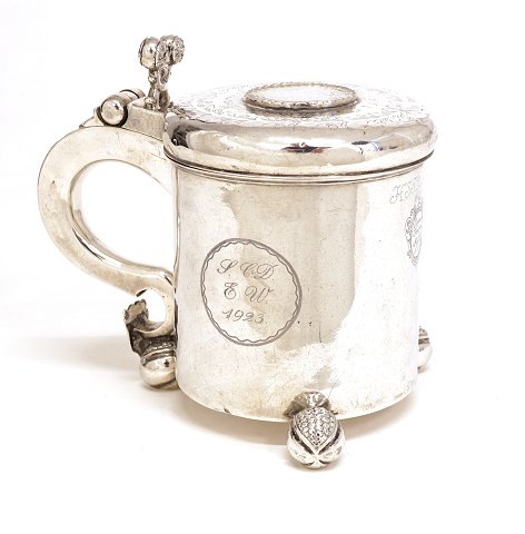 Niels Gertsen Thorbrügger, Kolding, Denmark, 
1710-62: A large Baroque silver peg tankard dated 
1714. H: 15cm. W: 558gr