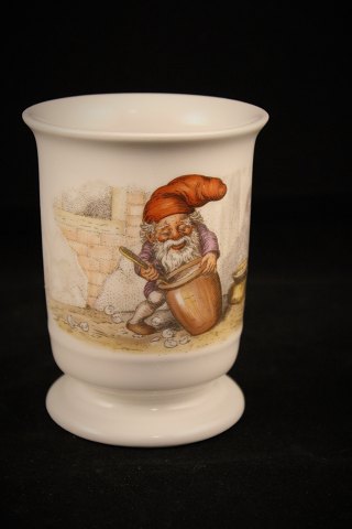 Royal Copenhagen Julekrus i porcelæn med julemotiv.
H:10,5cm. Dia.:8cm.
RC# 4/5436.