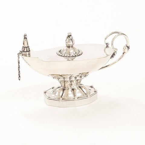 Georg Jensen: Olielampe af sølv. Perioden 1925-32. 
#12. H: 7,9cm. L: 14,5cm. V: 167gr