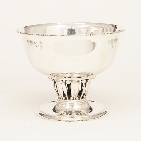 A large Louvre bowl from Georg Jensen. 
Sterlingsilver. Dated 1921. #19B. H: 19cm. D: 
24cm. W: 1.009gr