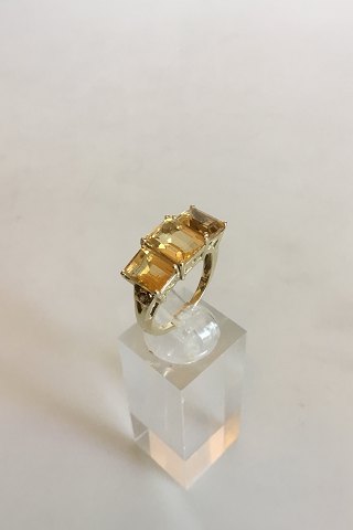 Guldring med tre gule sten. 14 K