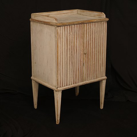 A small Gustavian 18th century cabinet. Sweden 
circa 1780. H: 82cm. W: 52cm. D: 39cm