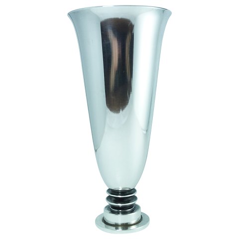 Georg Jensen, Harald Nielsen; Pyramide vase af sterlingsølv #676