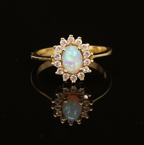 Ring i 14kt guld prydet med opal. Ringstr. 57