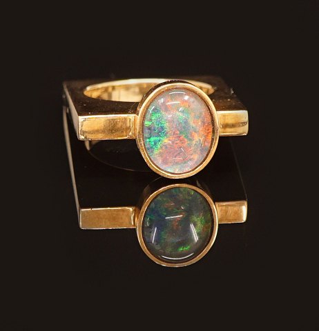 E. G. Micheelsen, Sonderburg: Ring in 14kt Gold 
mit Opal. Ringr. 49