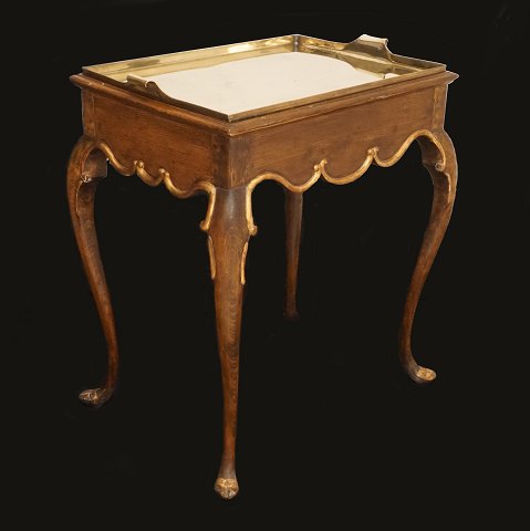 A Rococo table with brass tray top. Circa 1760. H: 
74cm. Tray: 60x45cm