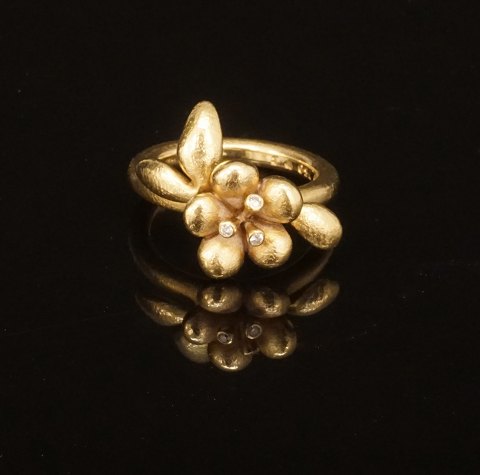 Ole Lynggaard: Blumen Ring mit drei Diamanten. 
18kt Gold. Ringgr. 54