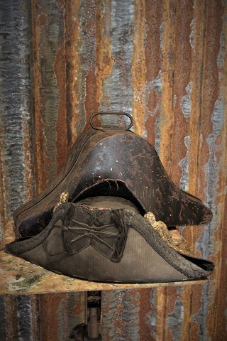 Gammel dekorativ , Fransk "Napoleon hat" med en super fin patina i original 
hatteæske af metal.