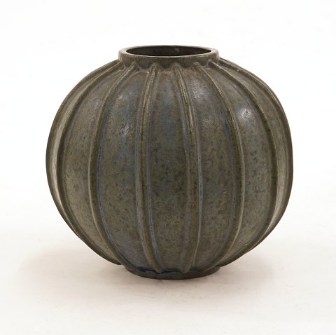 Arne Bang, Dänemark, Kugelformige Vase. Signiert. 
H: 13cm