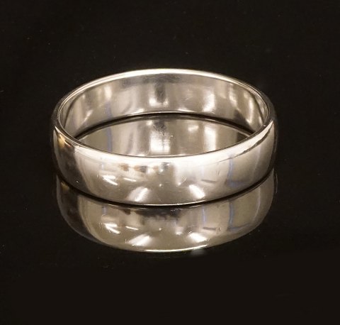 John Rørvig, Copenhagen: A large Sterling silver 
bangle. D inside: 6,5cm. W: 42gr