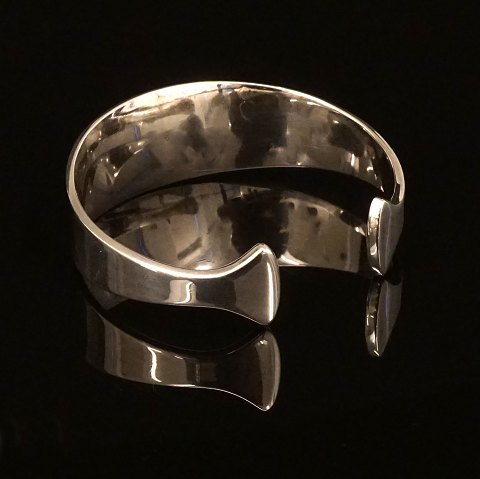 Hans Hansen, Dänemark, Armring, sterlingsilber. 
Masse innen: 5,3x5,3cm