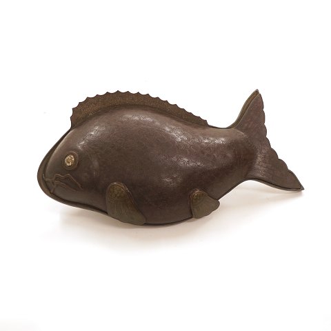 A fish shaped box. China circa 1860. L: 36cm. H: 
8,5cm