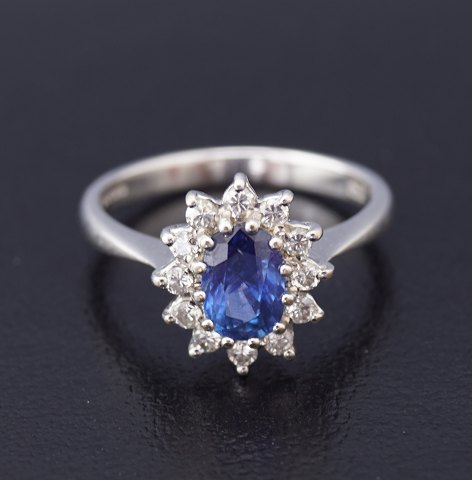 Rosetring i 18 kt. hvidguld prydet med safir og omkranset af diamanter, i alt 
0,36 ct.