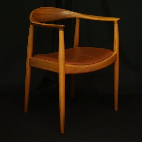 Hans J. Wegner: The Chair i mahogni, PP 503, med 
rødt lædersæde. Fremstillet hos PP Møbler