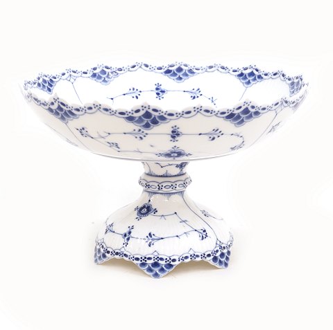 Royal Copenhagen: Kageopsats i musselmalet 
helblonde. #1/634. H: 17cm. D: 22cm