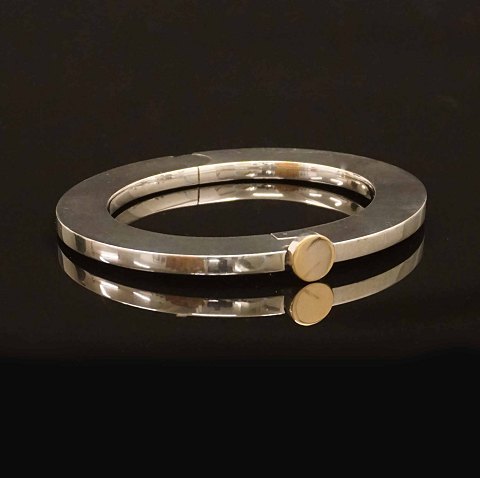 Andreas Mikkelsen für Georg Jensen: Ovaler, 
aufmachbarer Armring aus Silber. Gestempelt. D 
innen: 6x4,7cm