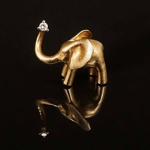 Ole Lynggaard, Copenhagen: A 14kt gold elephant 
snap. Stamped. Size: 2x2,8cm. W: 10,9gr