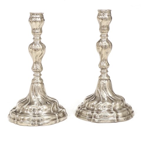 Johan Grønander, Copenhagen: A pair of Rococo 
pewter candel sticks circa 1780. H: 22,5cm