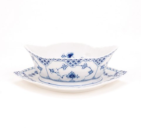 Royal Copenhagen: A blue fluted full lace sauce 
boat 563. H: 8,5cm. L: 25cm