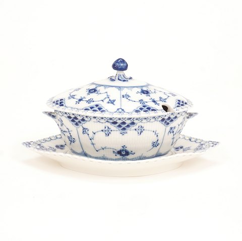 Royal Copenhagen: A blue fluted full lace sauce 
boat 1106. H: 14cm. L: 25cm