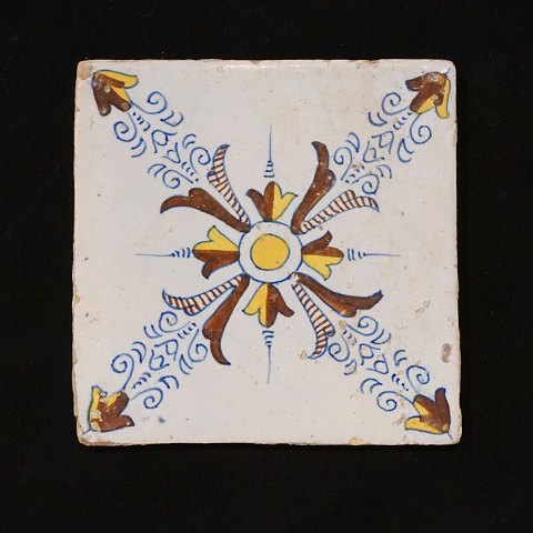 A Dutch 17th century polychrome decorated tile. 
Circa 1620-40. Size: 13x13cm