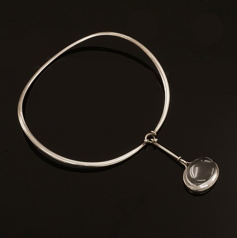 Vivanne Torun Bülow-Hübe für Georg Jensen: 
Halsring aus sterlingsilber mit Bergkristall. 
Design aus dem Jahre 1955