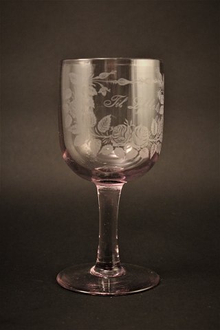 Gammelt erindrings glas fra Holmegaard glasværk med 
fine graveret blomster dekorationer og skrift "Tillykke"