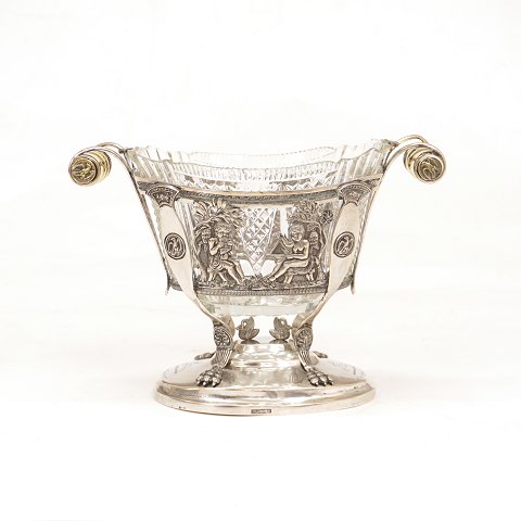 Wolfgang Petersen, Hadersleben, 1825-51: 
Kandisschale aus Silber. H: 15,5cm. L: 21,5cm