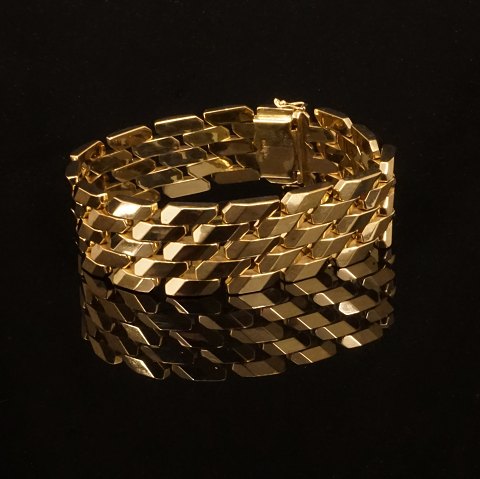 Kräftiges Armband aus 14kt Gold. L: 20cm. B: 2cm. 
G: 50,2gr