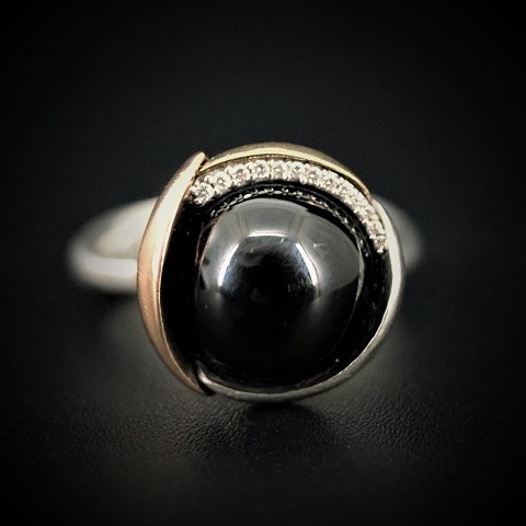 Ole Lynggaard; Lotus ring af sterling sølv med guld, onyx og diamanter