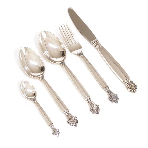 Georg Jensen Königin Sterlingsilberbesteck für 12 
Personen und Servierlöffel. Insgesamt 61 Teile. 
Hergestellt in den 1940er Jahren