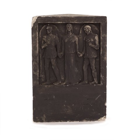 Johannes Bjerg, 1886-1955, Gibsrelief "Unser 
Gefallenen Söhne 1914-18". Denkmal über die 
gefallenen Schleswiger im Ersten Weltkrieg. H: 
34cm. B: 24cm. T: 7,5cm