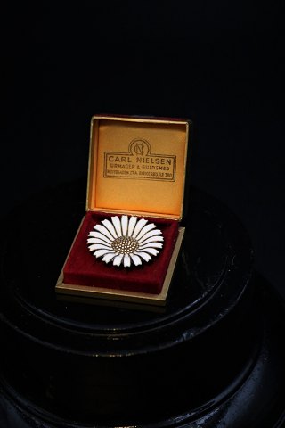 Gammel Marguerit / Daisy broche i sterling sølv og hvid emalje
fra A. Michaelsen. Dia.:3,2cm.