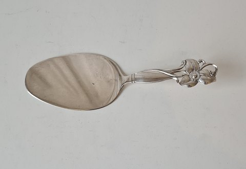 Silver serving spade decorated with flower from 1947