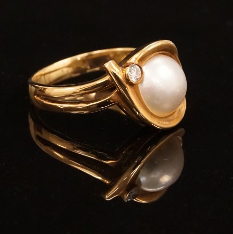 Per Borup ring. Per Borup: Ring i 14kt guld med 
perle og diamant. Ringstr. 63