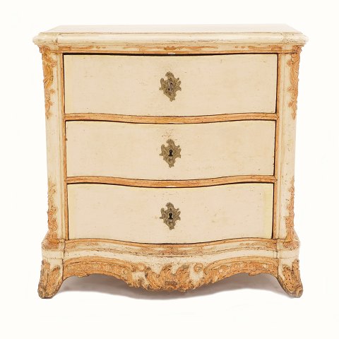 A Danish mid-18th century Baroque cream white 
chest of drawers. Denmark circa 1750. H: 80cm. 
Top: 82x49cm