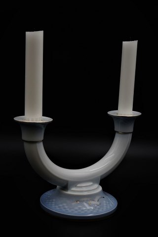 Bing & Grøndahl Mågestellet , lysestage til 2 stearinlys og guld kant. 
Højde:13,5cm. B:20,5cm. 
B&G#235. 1.sort.