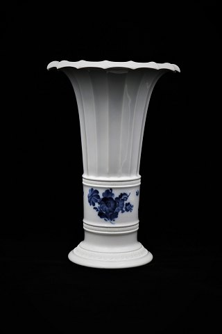 Royal Copenhagen Blå Blomst Hetsch vase.
H:27,5cm. Dia.:18cm.
RC# 10/8569.