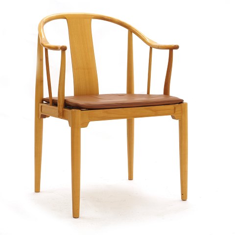 Kinastolen af Hans J. Wegner i lyst kirsebærtræ 
med ny cognacfarvet læderhynde. Formgivet af Hans 
J. Wegner 1944. Fremstillet af Fritz Hansen 
begyndelsen af 1980erne. 4 stk på lager. Kan 
anvendes som sæt